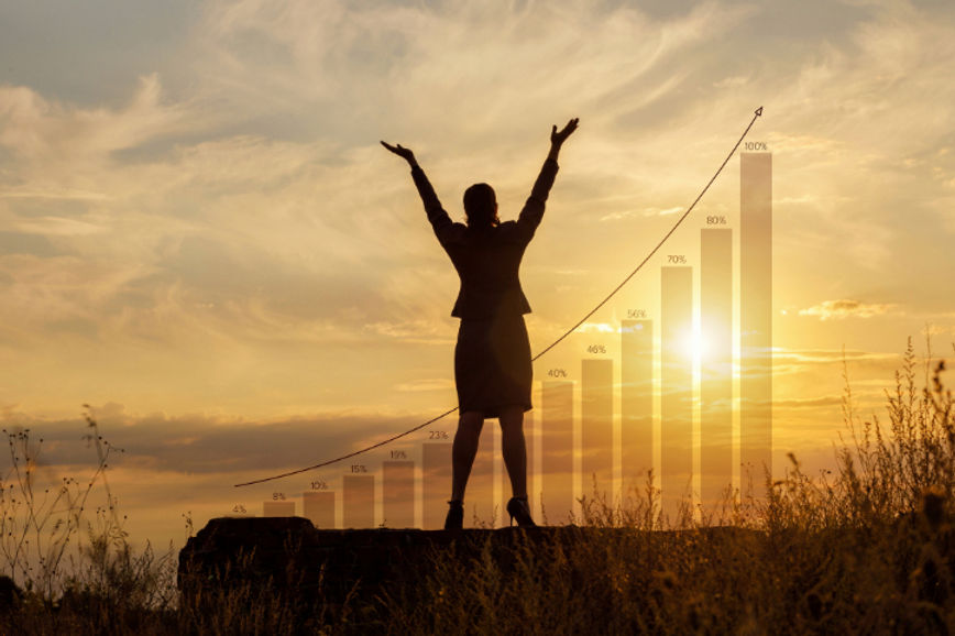 Frau springt im Sonnenuntergang. Unterlegt ist ein Säulendiagramm