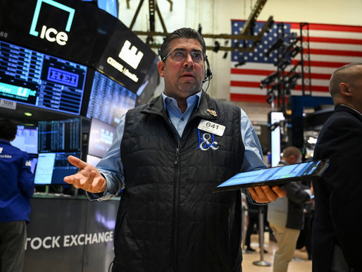 Wall Street cierra al alza tras anuncio de Apple de millonarias inversiones en EEUU