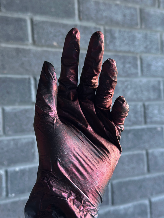 Back glove with hyper-shifting pigment