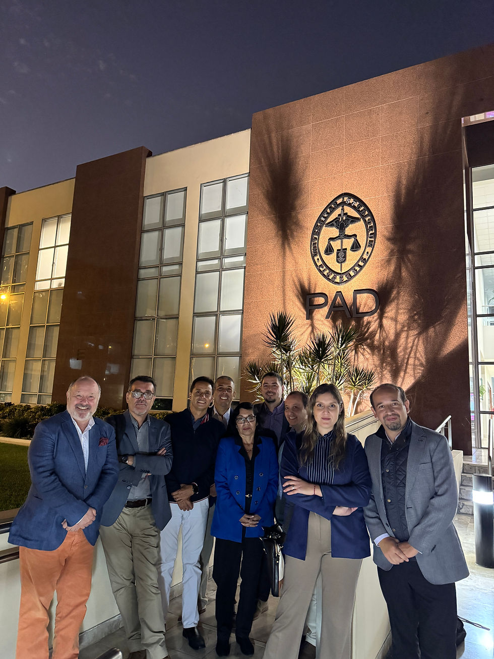 Grupo de emprendedores chilenos en gira tecnológica en Perú, buscando tendencias tecnológicas y potenciales clientes