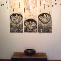 Ofrenda con Huipil de luto a flor de vainilla. Instalacion en sitio con olla de barro negr