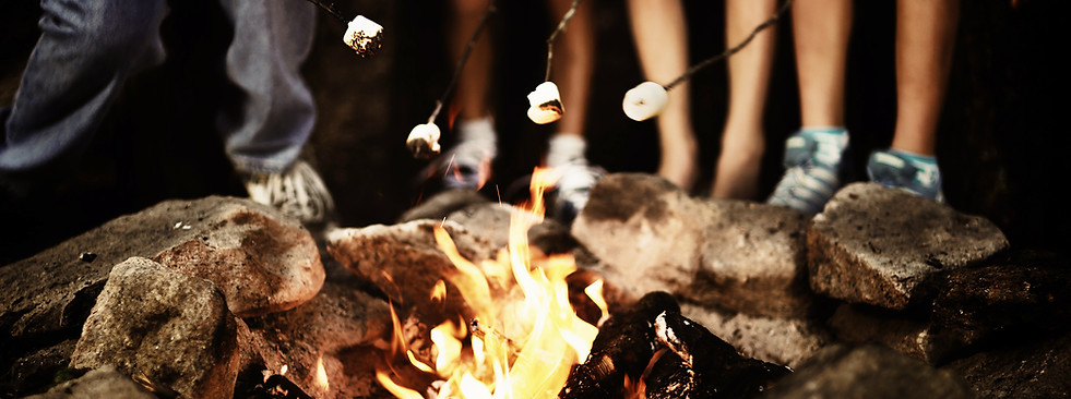 Lagerfeuer bei Nacht