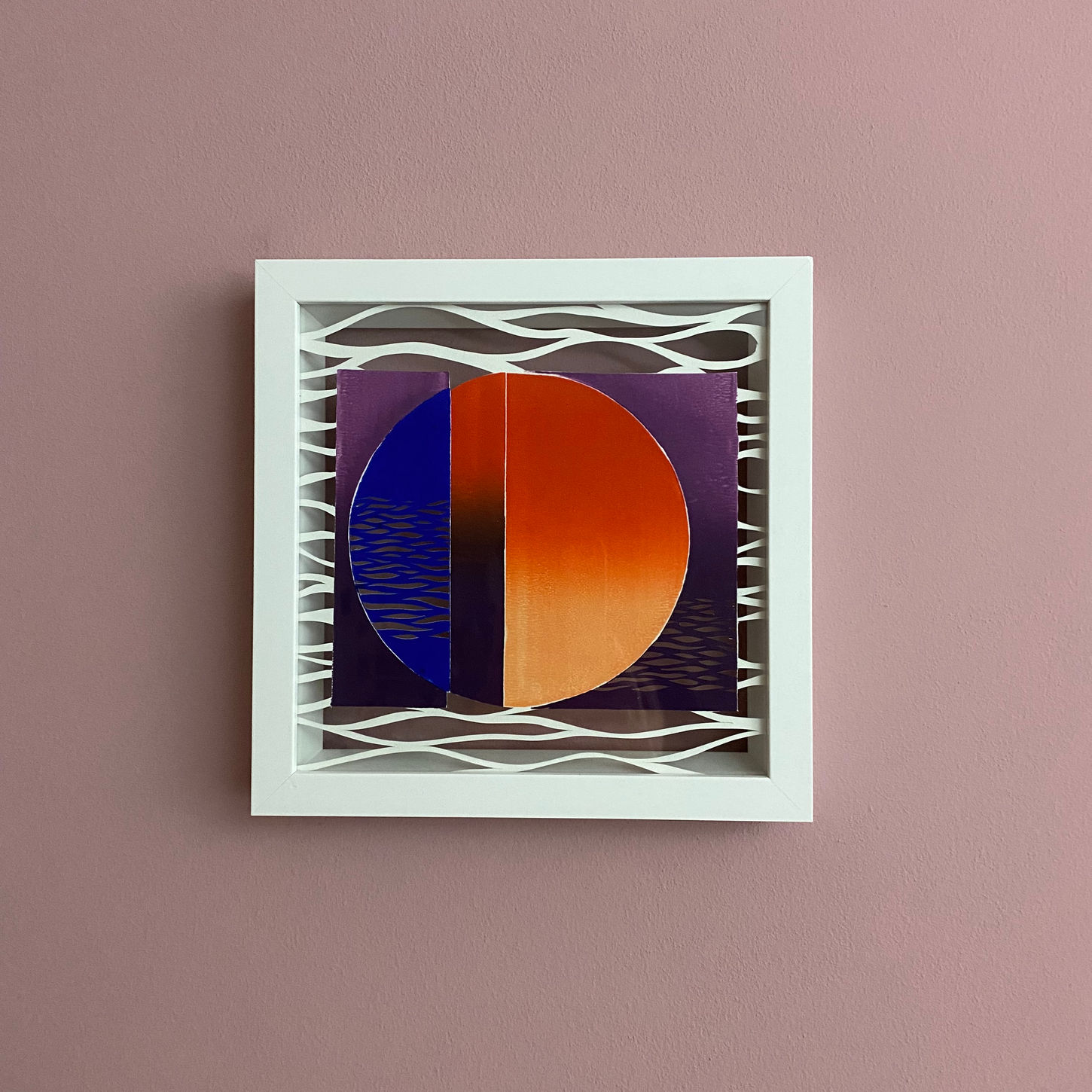 Linoleum gedruckte Farbflächen (ultramarin, türkis, orange, rot)
mit feineingliederiger Papierschnitt

in weissem Rahmen mit Doppelglas