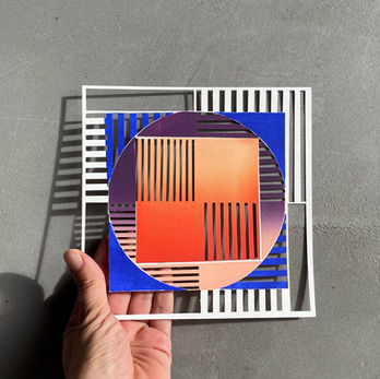 Linoleum gedruckte Farbflächen (ultramarin, türkis, orange, rot)
mit feineingliederiger Papierschnitt

