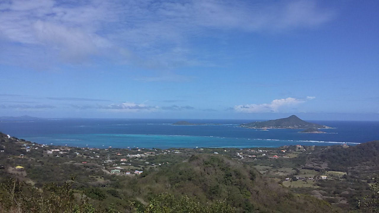 Petite Martinique au loin