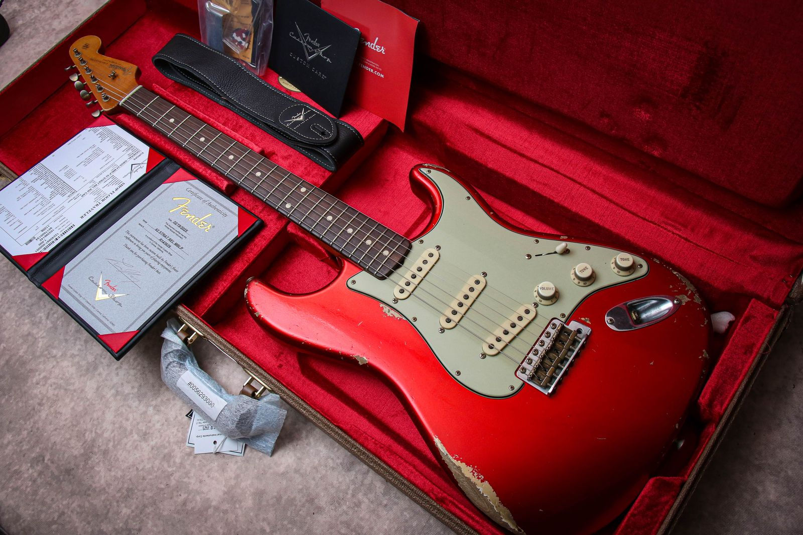 FENDER USA Masterbuilt 62' Reissue Stratocaster Relic *Levi Perry "Candy Apple