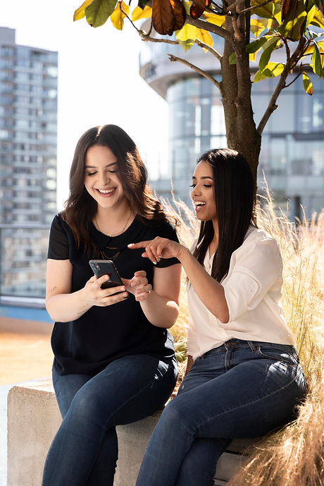 dos-amigas-en-una-terraza-en-la-azotea-con-smartphone.jpg