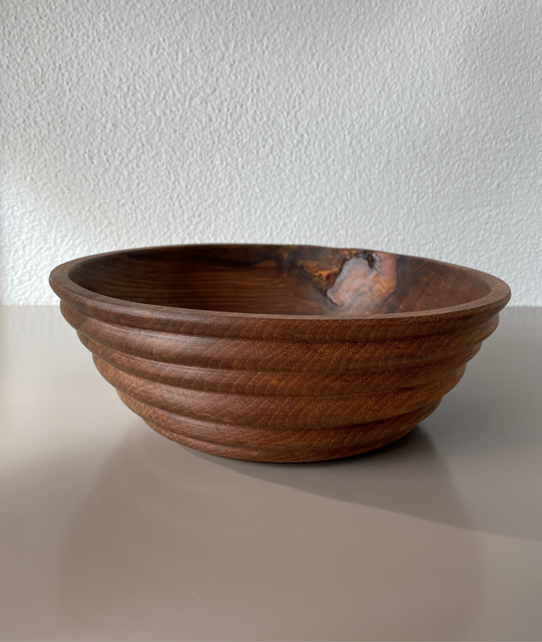 Nussbaum Schale "gerillt mt Ast" d24,5xh10cm