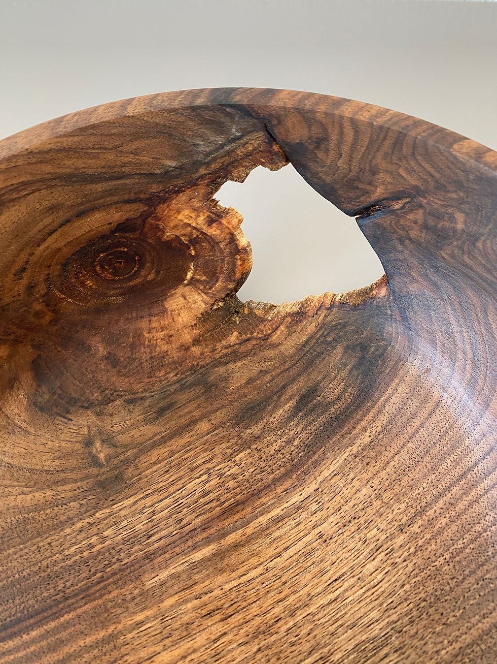 Miniaturbild: Nussbaum Schale "Loch"