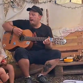Wildnispädagogisches Singen: Einfache Lieder, Naturklänge und kleine Rituale schaffen Raum für Verbundenheit, Achtsamkeit und Freude.