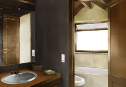 Baño medio limpio