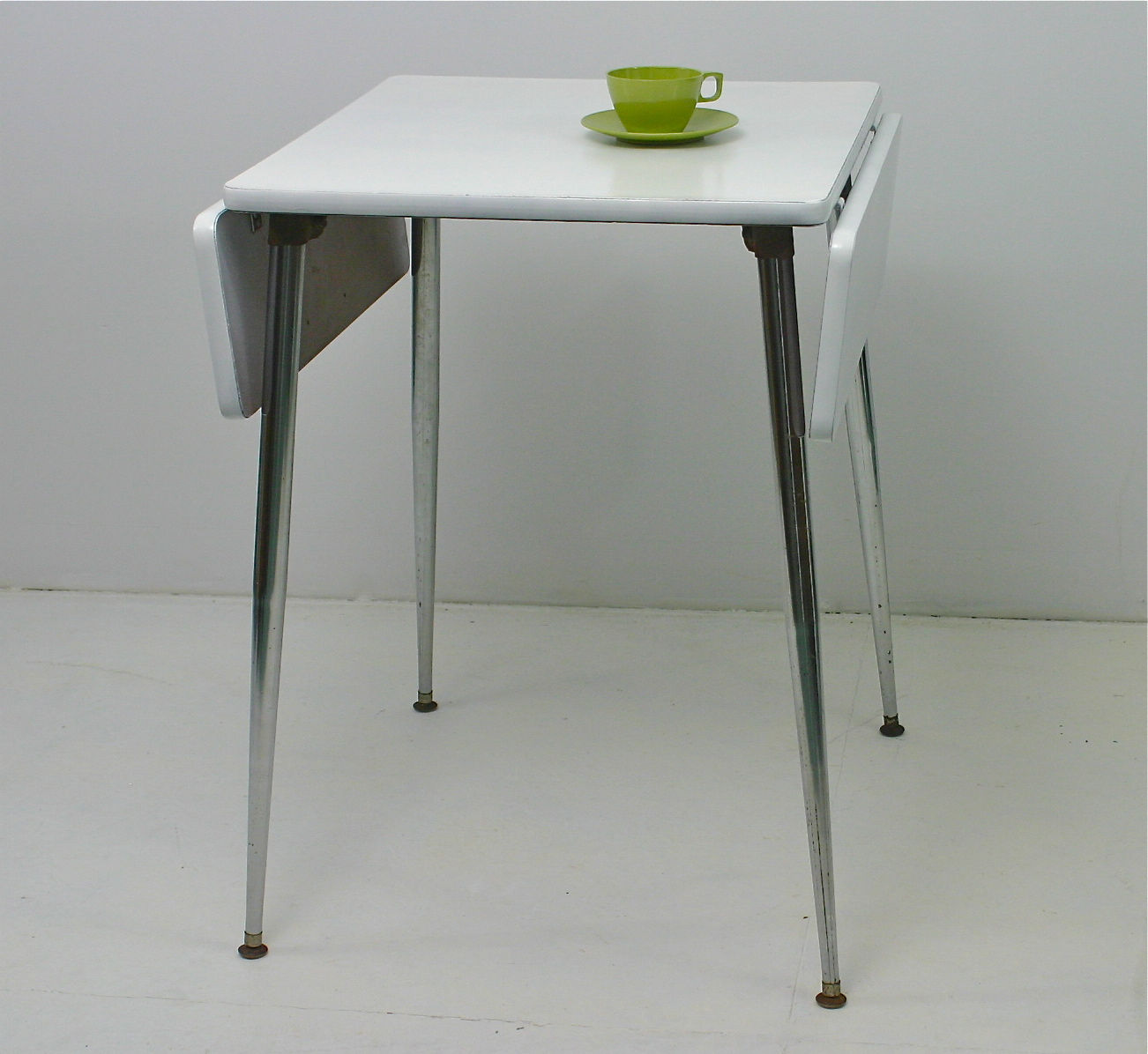 retro kitchenette table (sold)