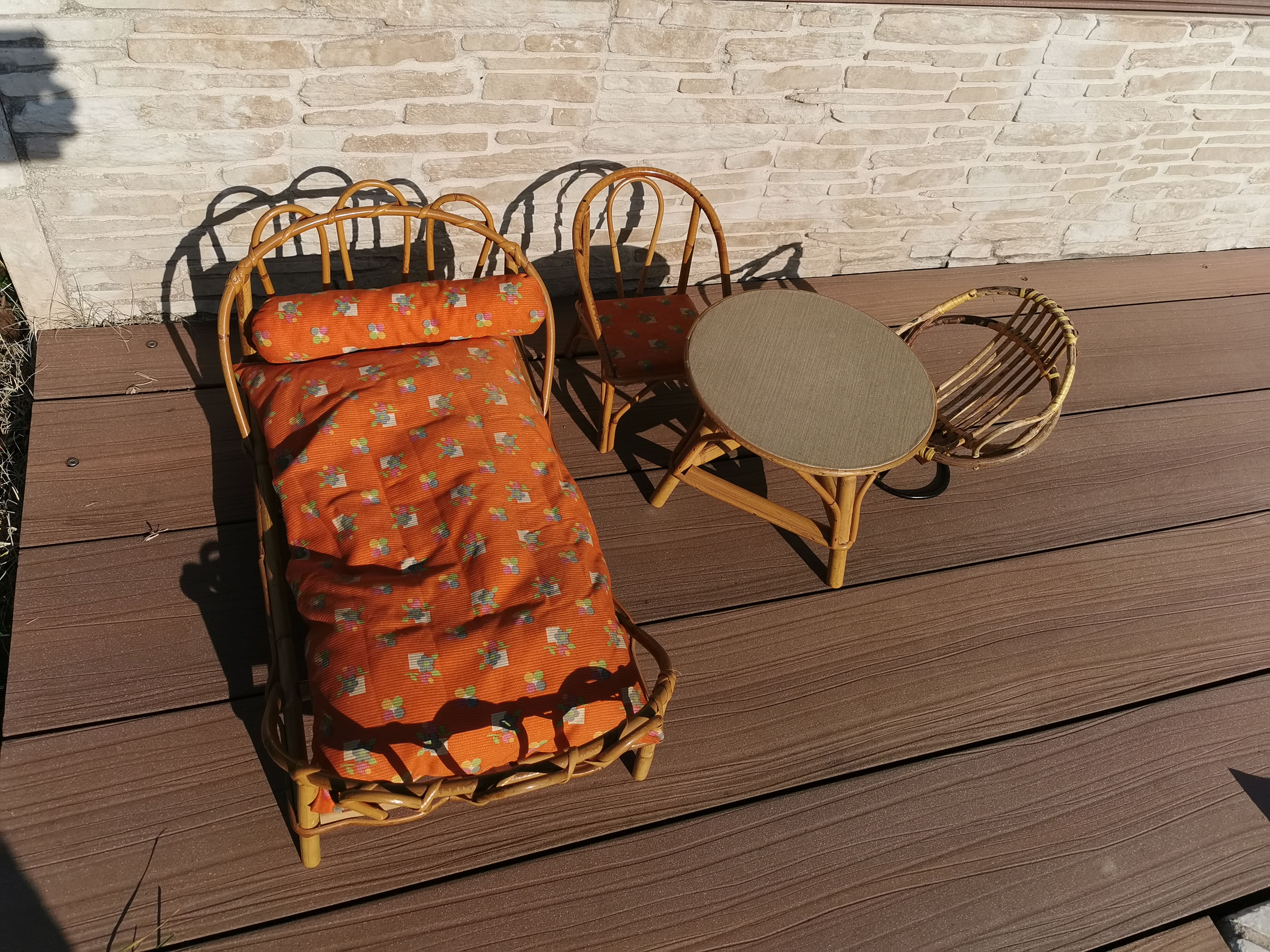 Ensemble lit poupée avec petite table et 2 chaises osier