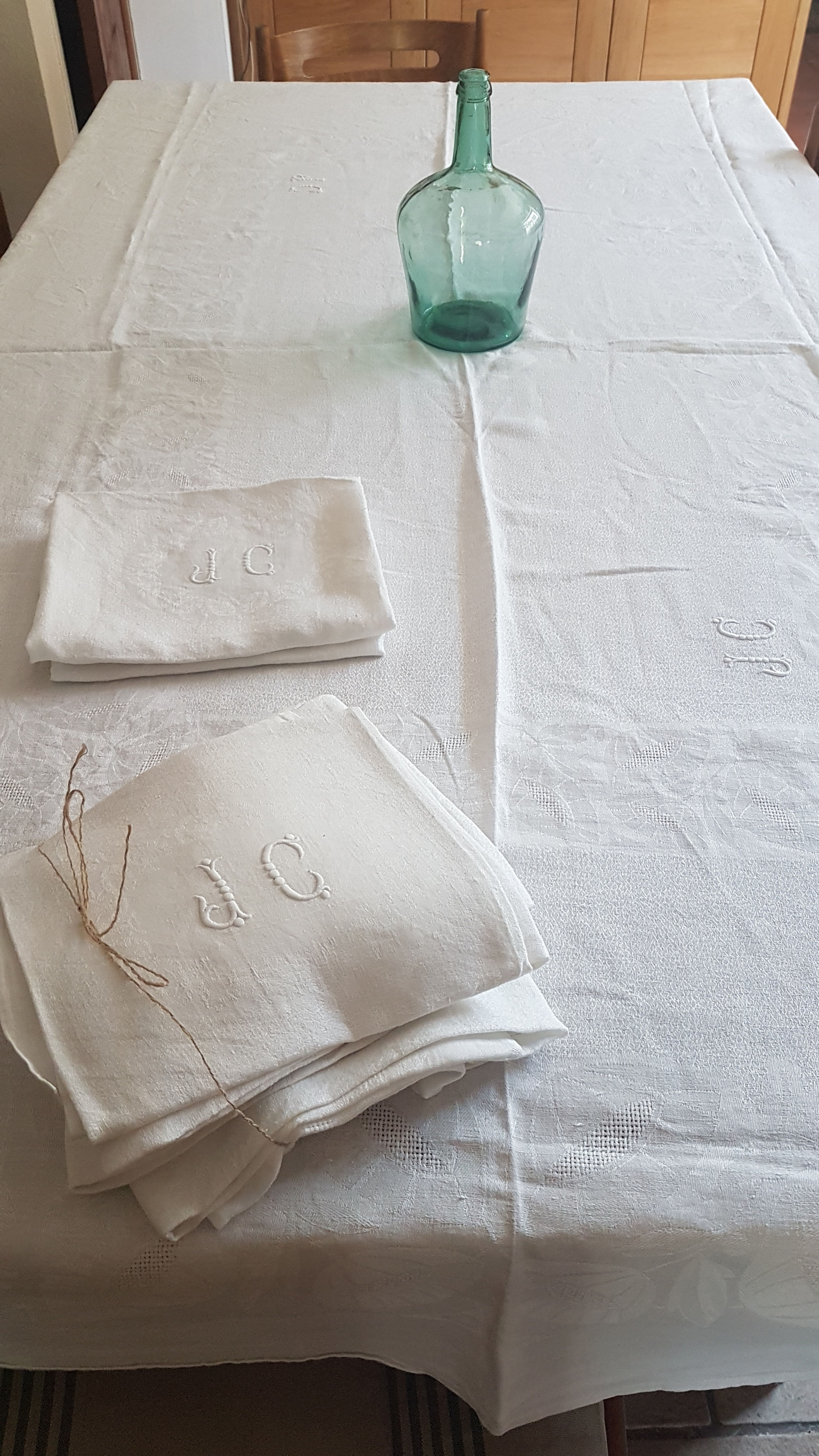Nappe en lin damassée avec monogramme JC  brodé et 12 serviettes assoorties