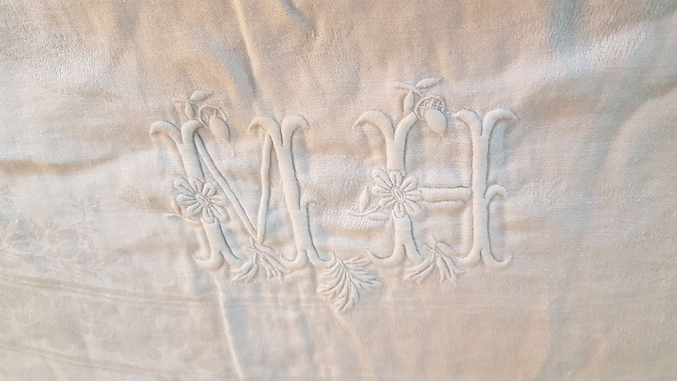 Miniature : Nappe rectangulaire damassée et brodée avec monogramme MH