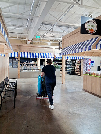 Nettoyage de plancher à l’autorécureuse dans un commerce