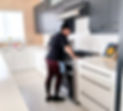 Employée nettoyant une cuisine résidentiel.