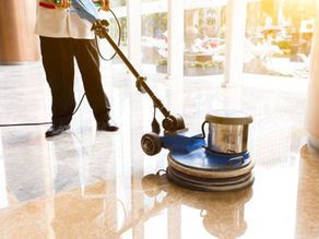Photo d’illustration : entretien d’un plancher commercial avec une monobrosse dans un hall lumineux.