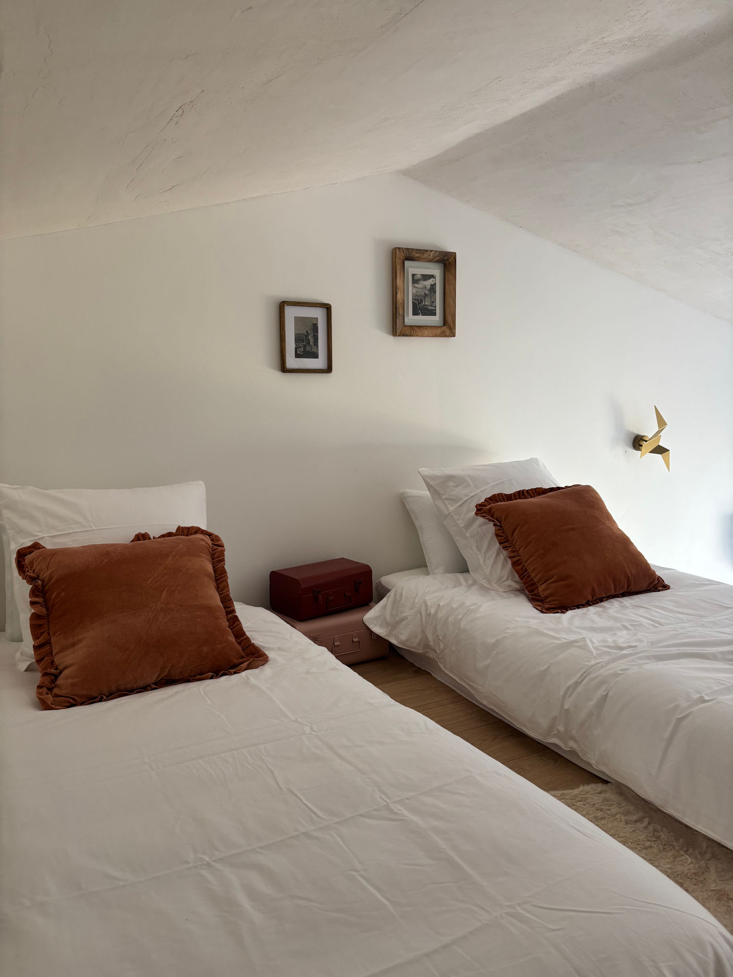 Suite avec une décoration bois et carrelage en carreaux de ciment, tons terra cotta, chaud, matériaux naturelles. Suite appartenant au boutique Horizon à Carcassonne