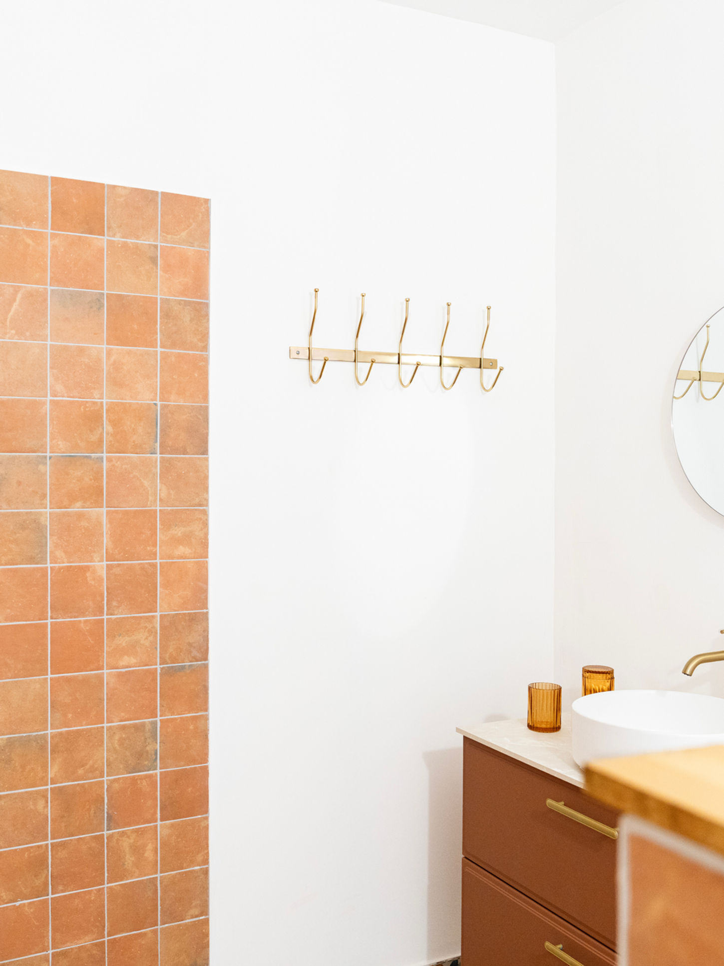 suite colorée, orange, bleu, blanc, douche à l'italienne situé au boutique hotel de Carcassonne Horizon