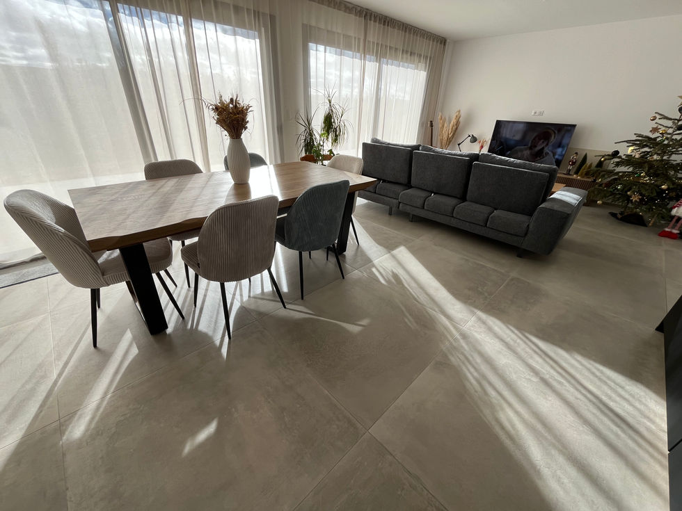 Rénovation de salon avec pose de carrelage à Carcassonne.