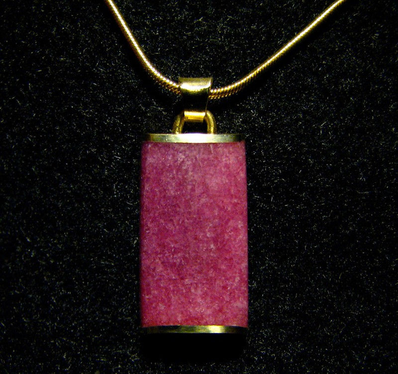 Pendentif Tugtupite