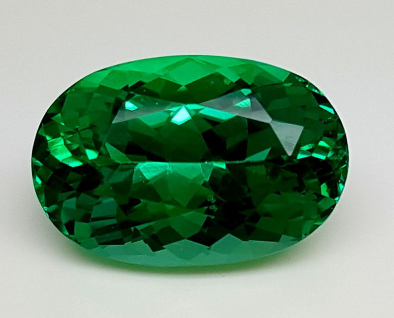 Hiddenite pierre facetté