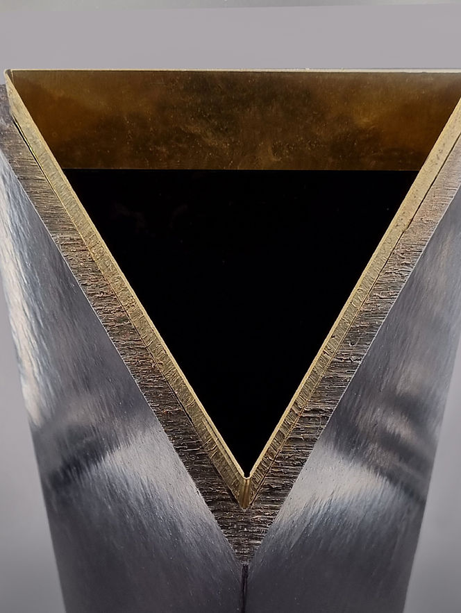 Urne Caelus Maison Dantès en cuir et Laiton, urne en pièce unique, recherche artistique