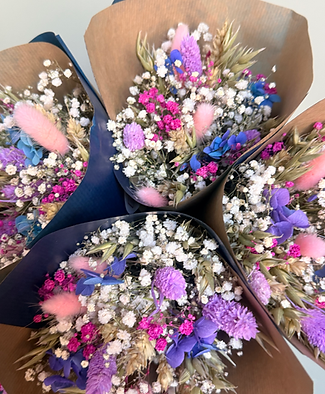 Bouquets de fleurs séchées colorés, emballés pour la vente en boutique