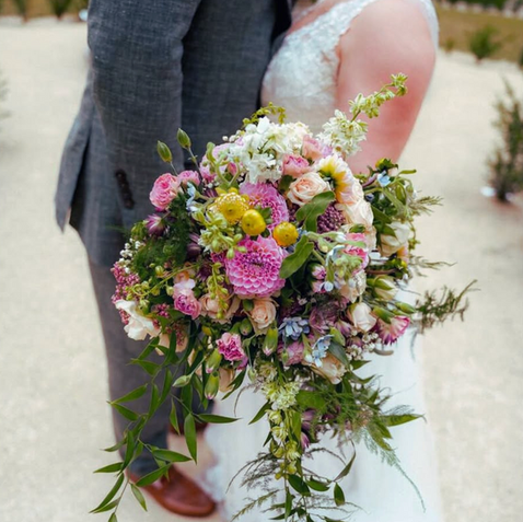 Bouquet de mariée de Léa, aux fleurs multicolores et à la forme aérienne