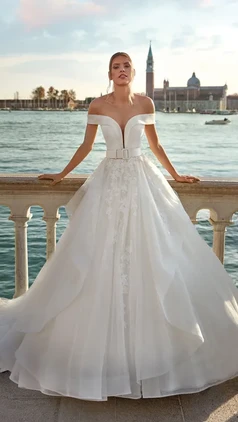 Wedding dress with princess-style tulle skirt and embroidery with floral motifs. The organza bodice has a plunging, minimalist neckline. Nicole Milano - Kaisha