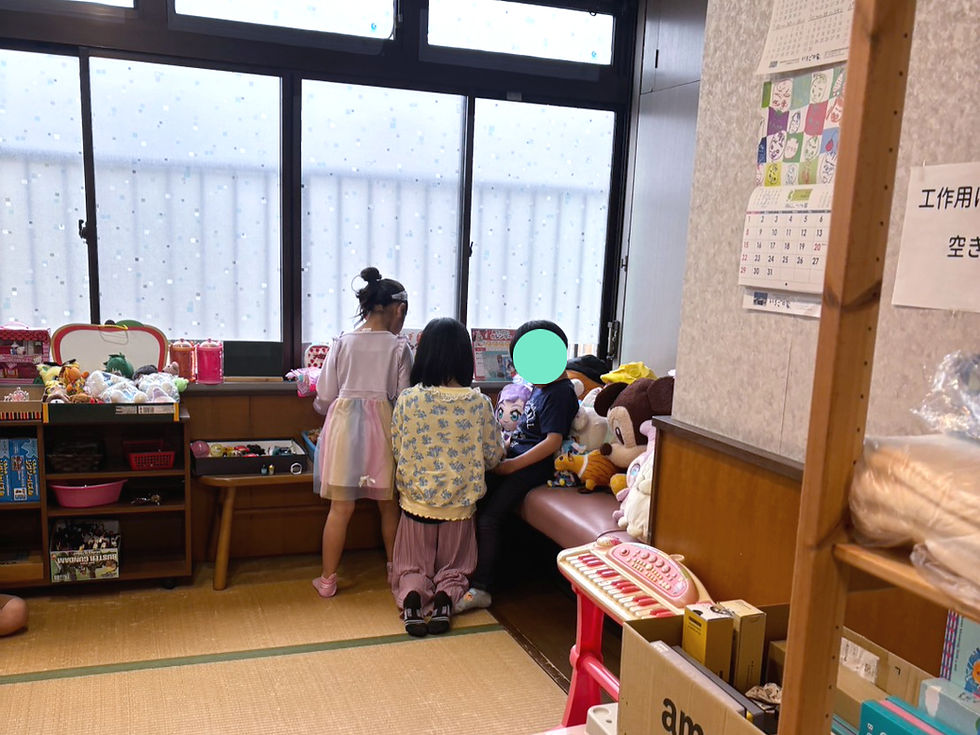 写真:寄付でいただいたおもちゃやアクセサリー類は、提供会に来るお子さんたちの大きな楽しみになっています。かわいいフレークシールやアクセサリー、チャームを熱心に見たり、おもちゃのピアノを弾いて遊んだりする姿が見られました。お子さん同士で仲良く並んで選ぶ様子も印象的です。