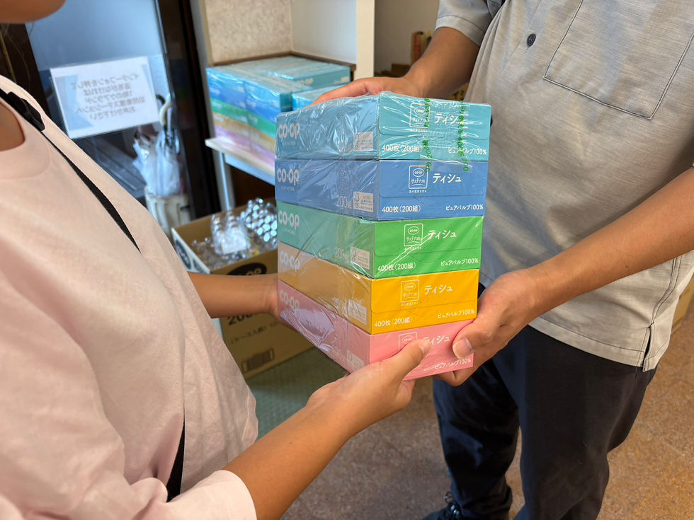 写真:生活協同組合ララコープ様よりいただいた活動支援金を活用し、生活支援品としてティッシュペーパーを提供しました。お子さんが多いご家庭の保護者からは「すぐになくなるので助かります」と声をかけていただき、日々の暮らしを支える品として喜んでいただけました。