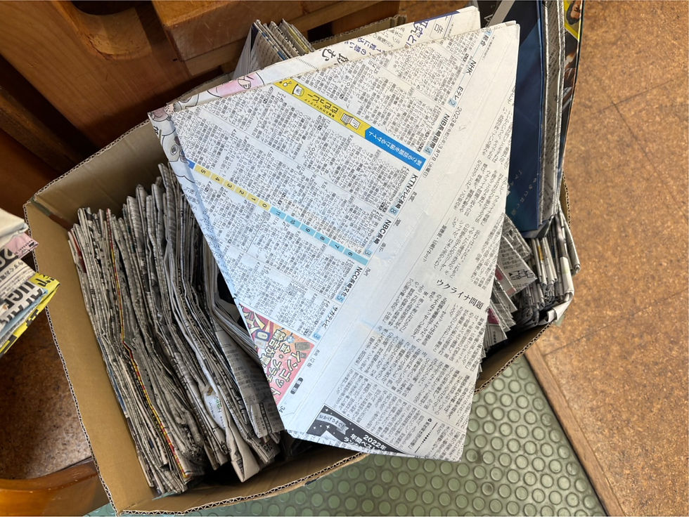 写真:じゃがいもなどの根菜類は、新聞紙で手作りした袋に入れてお渡ししています。この袋は、ボランティアスタッフがひと月かけて、ひとつひとつ折ってくださったものです。