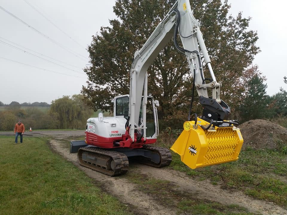 Gyru-Star 4-100HE on a white and red excavator
