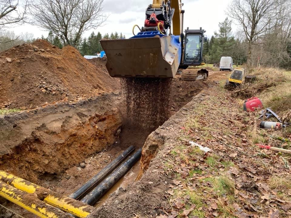 Gyru-Star screening bucket backfilling over an underground pipeline