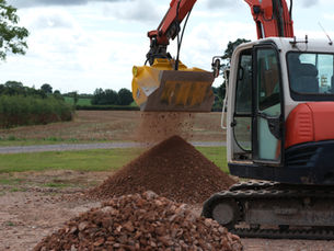 Gyru-Star 4-100HE screening bucket separating bricks from soil.