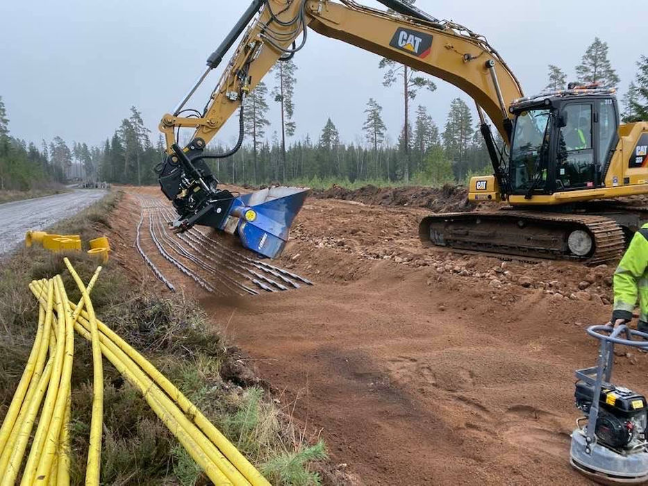 Gyru-Star screening bucket backfilling a cable trench with protective material