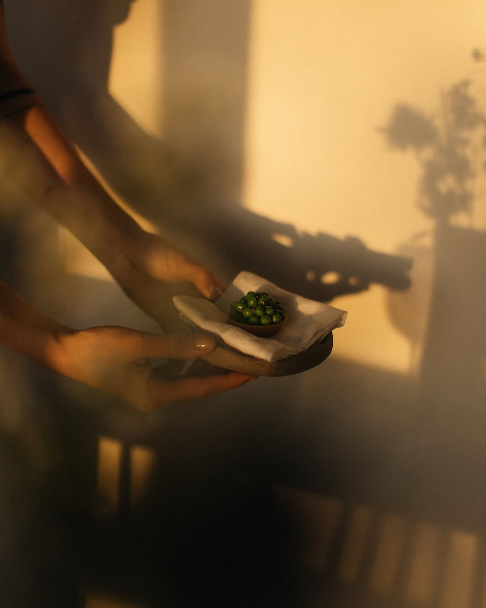 Garden sommelier serving freshly harvested garden peas and broad beans from the garden