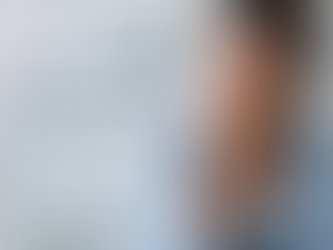 Se tem uma coisa que ninguém te contou quando você cresceu é que viver para agradar é a forma mais discreta de desaparecer. E, ainda assim, quantas vezes você já engoliu uma opinião, mudou uma roupa, recalculou um sonho ou se encolheu um pouco só para não incomodar? deixou de ser você mesmo/a? A verdade é simples e incômoda: a opinião dos outros virou a coleira que você mesmo aperta no próprio pescoço. Tem sentido?