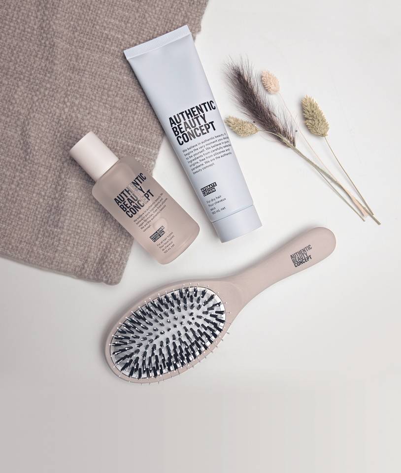 HEDA_20_0297_Authentic_Beauty_Concept_Indulging_fluid_oil_hydrate_lotion_Brush_Flatlay_0F4