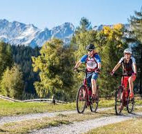 Menschen die Fahrrad fahren