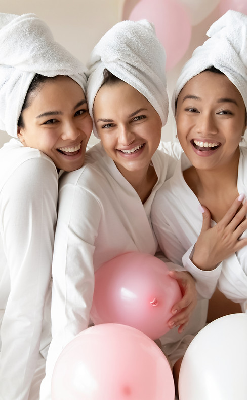 Femmes en peignoir, détendues lors du Ritue Elles Coconning & Lueur Féminines pour EVJF, anniversaire un bien-être partagé