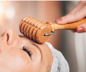 Massage facial en maderothérapie : soin du visage avec rouleau de massage en bois pour stimuler la circulation, lisser la peau et apporter une profonde relaxation proposé par Lueur d'Aur'Or cabinet de massages bien-être à Venansault en Vendée