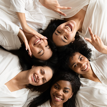 Les co-célébrantes en peignoirs sont heureuses de partagés un moment précieux Coconning & Lueur féminine à domicile