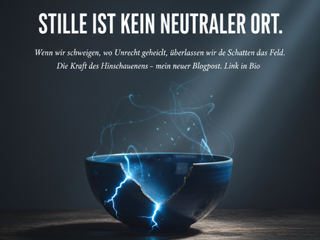 Eine zerbrochene dunkle Keramikschale im Kintsugi-Stil auf einem alten Holztisch. Die Risse sind mit leuchtendem Gold gefüllt. Ein abgebrochener Splitter liegt prominent im Vordergrund und reflektiert das Licht vor einem tiefblauen, schattenhaften Hintergrund.