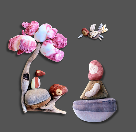 Kunstwerk aus Strandgut: Baum, Vogel und Figur aus Steinen.
