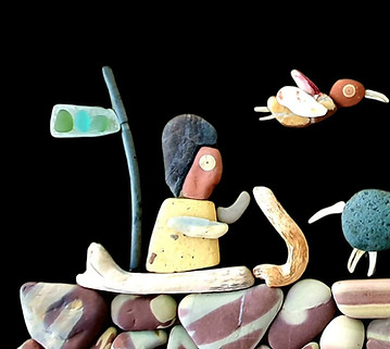 Kunst aus Strandgut: Figur mit Hund und Vogel aus Steinen.