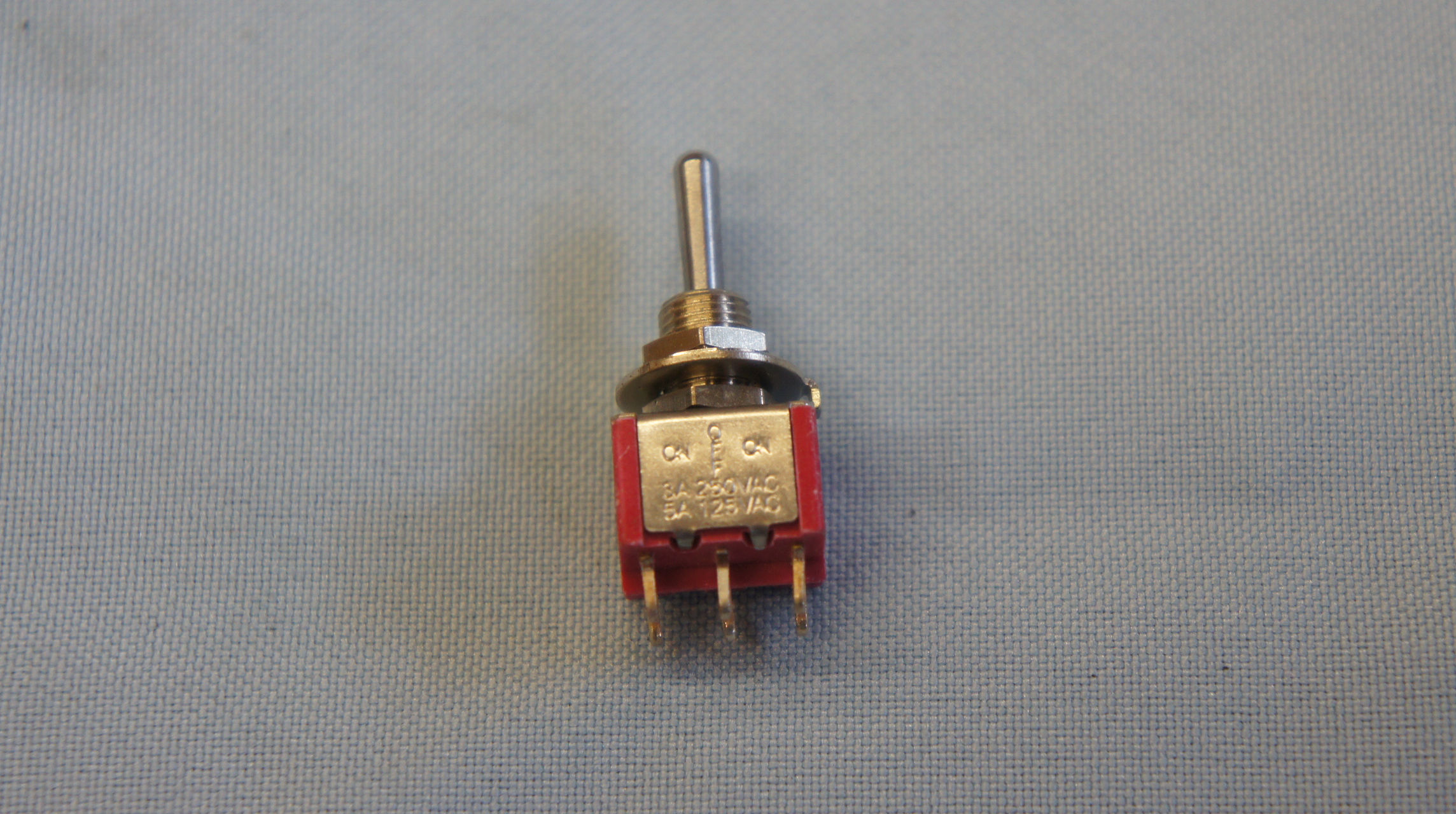 Double throw switch centre of