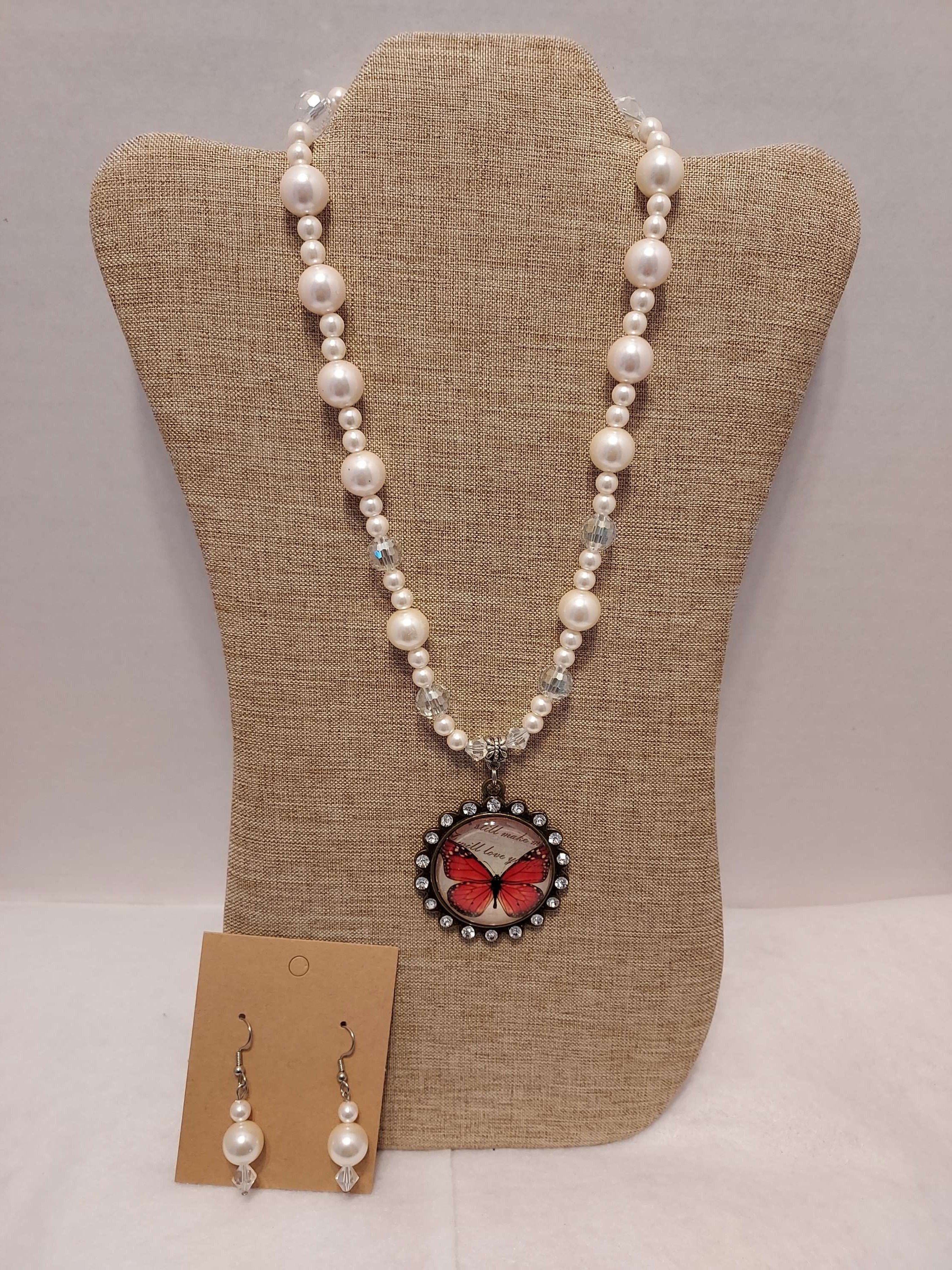 Collar de  perlas y cristal con dije de mariposa